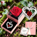 Colar com pingente vermelho e caixa de presente com flor rosa