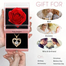 Colar com pingente vermelho e caixa de presente com flor rosa